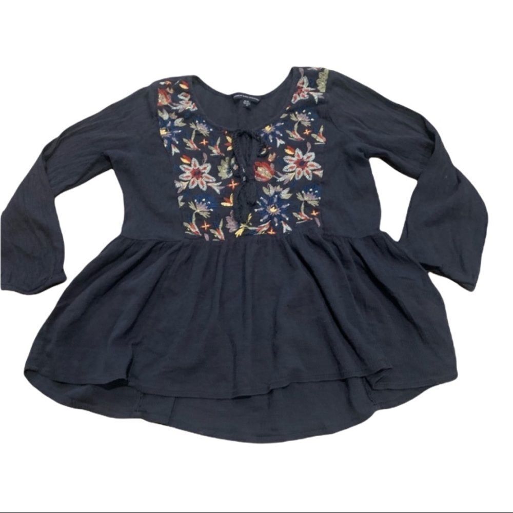 AMERICAN EAGLE Floral appliqué flowy top. XS